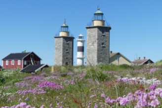 År 1624 lät den danske kungen bygga två vippfyrar på Nidingen. Dessa ersattes så småningom av de två sexkantiga fyrtornen som idag finns på ön.